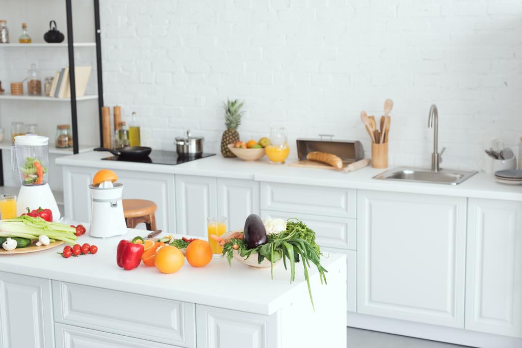 εσωτερικό του λευκό σύγχρονη κουζίνα με φρούτα και λαχανικά για το πάγκο της κουζίνας - Φωτογραφία, εικόνα