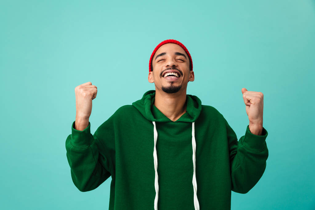 Portret van een gelukkig jonge afro-Amerikaanse man in hat - Foto, afbeelding