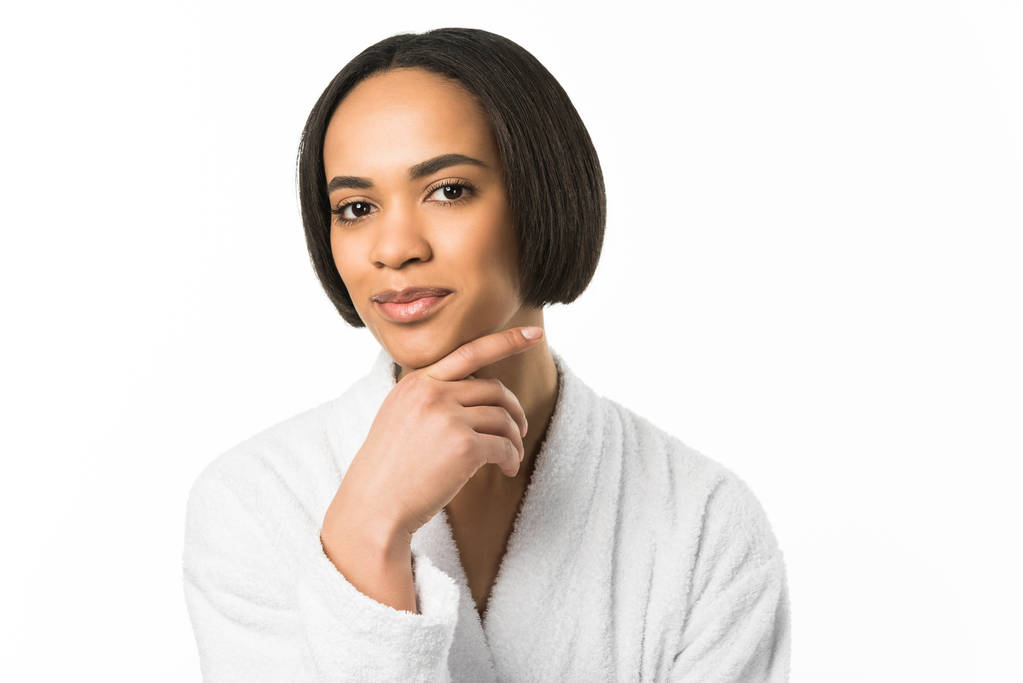 улыбающаяся африканская американка, позирующая в халате, изолированная на белом
 - Фото, изображение