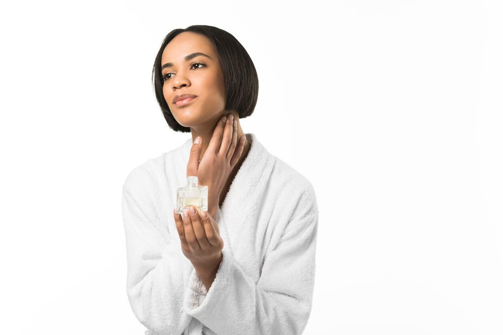afro-americana aplicando perfume no pescoço, isolado em branco
 - Foto, Imagem