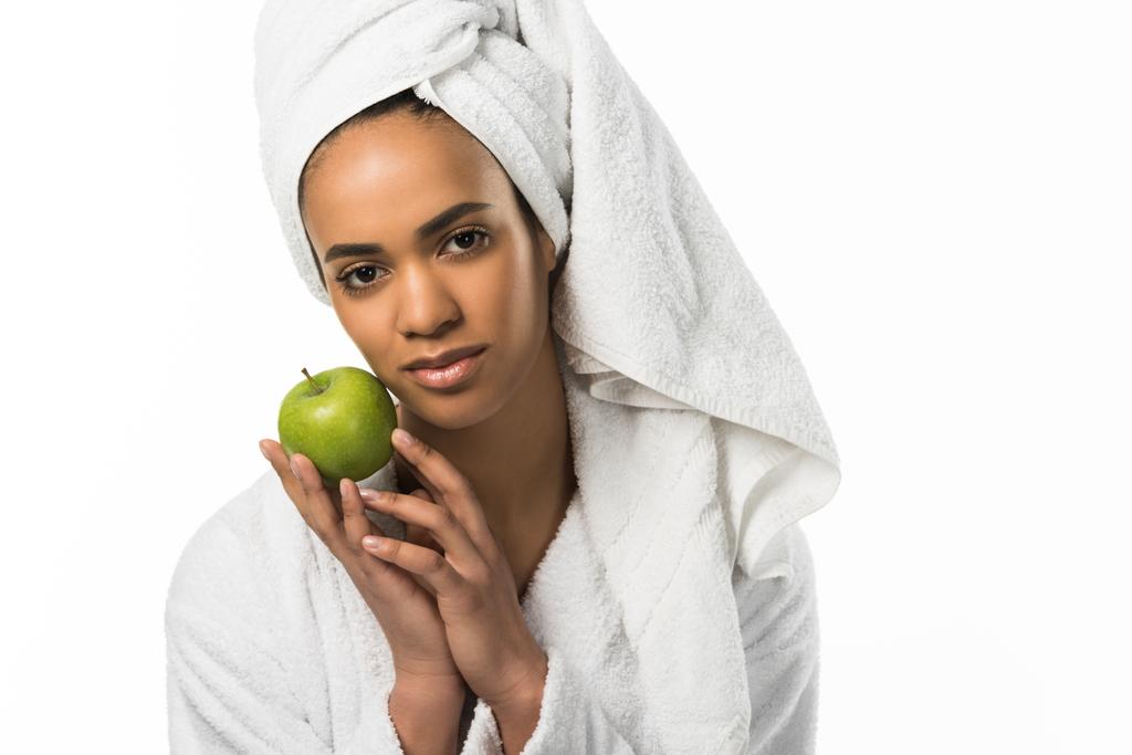 belle femme afro-américaine en serviette posant avec pomme, isolée sur blanc
 - Photo, image