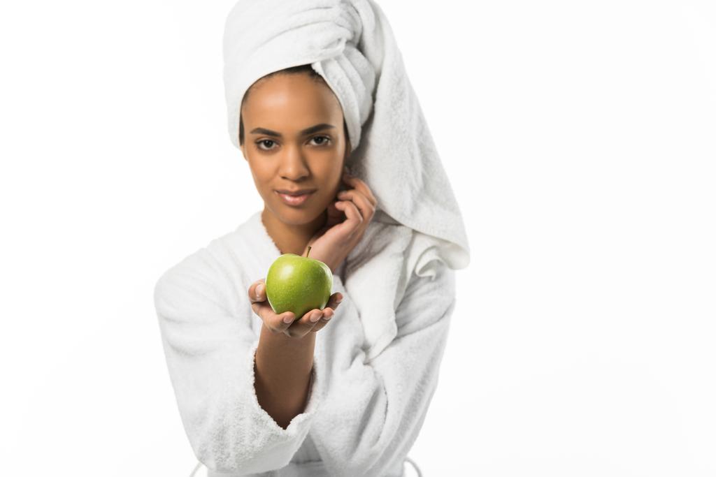 ελκυστική κοπέλα αφρικανική αμερικανική σε πετσέτα κρατώντας μήλο, απομονώνονται σε λευκό - Φωτογραφία, εικόνα
