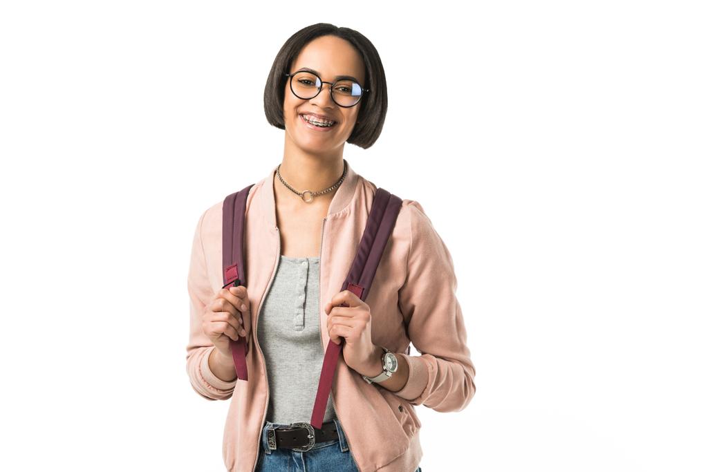 щасливий афроамериканський студент в окулярах з рюкзаком, ізольований на білому
 - Фото, зображення