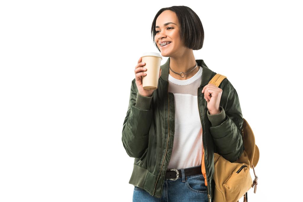 Αφρικανική αμερικανική φοιτήτριας με σακίδιο που πίνει καφέ, απομονώνονται σε λευκό - Φωτογραφία, εικόνα
