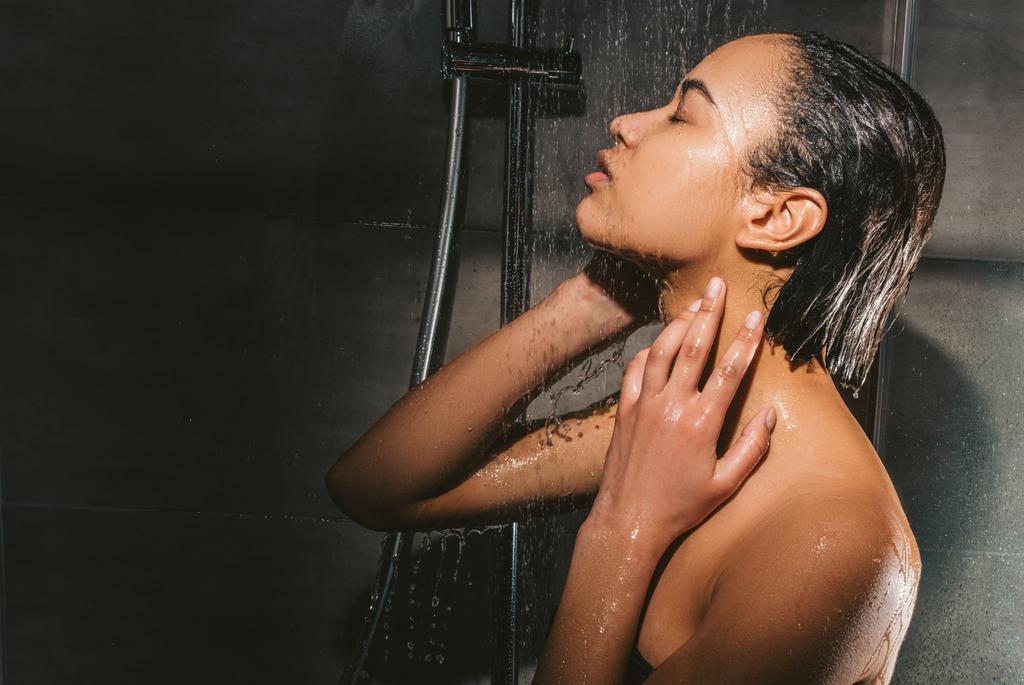 シャワーで体を洗い魅力的なアフリカ系アメリカ人の女の子 - 写真・画像