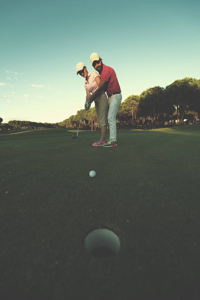 férfi golf oktató oktatás női golf-lejátszó a golfpálya - Fotó, kép