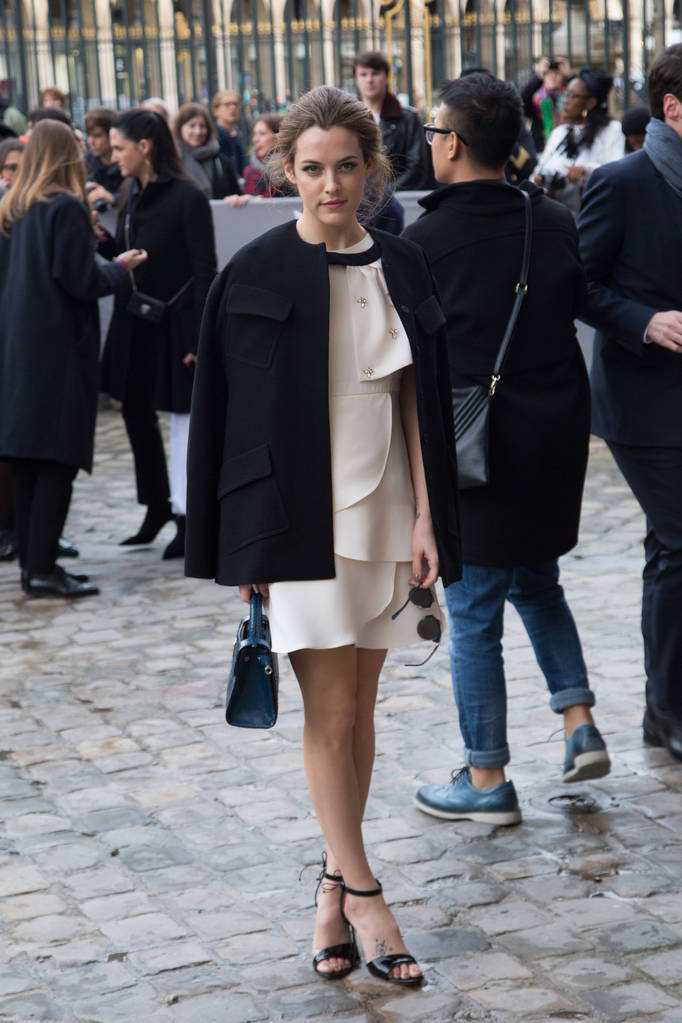 Paris, Francja - 4 marca 2016: Riley Keough dociera do Christian Dior show jako część z Paris Fashion Week Odzież damska jesień/zima 2016/2017  - Zdjęcie, obraz