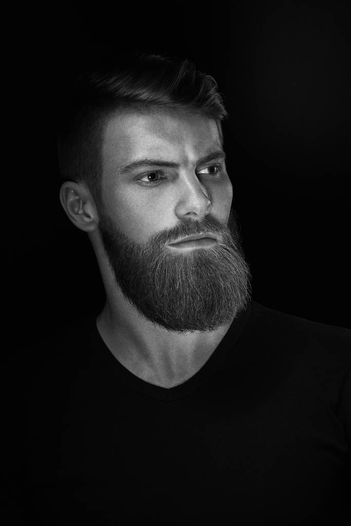 Черно-белый портрет молодого красивого бородатого мужчины
 - Фото, изображение