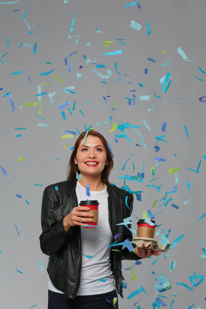 Piękna kobieta szczęśliwa z kawy na imprezie święto z konfetti. Urodziny lub nowy rok eve obchodzi koncepcja - Zdjęcie, obraz