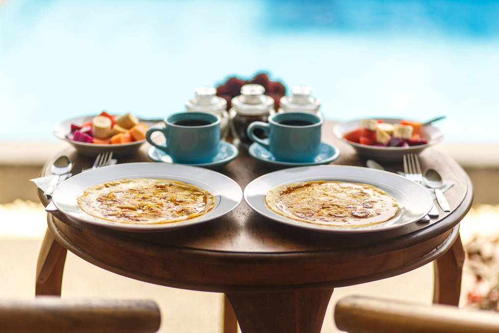 Balijski śniadanie na drewnianym stole - Zdjęcie, obraz