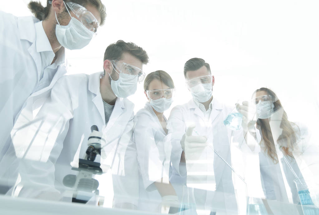cientistas que trabalham com tubos de ensaio e microscópio em laboratório
 - Foto, Imagem