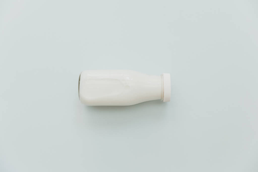 Bouteille de lait sur fond pastel
  - Photo, image