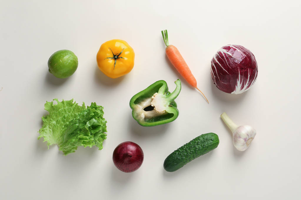 Lapos laikus összetétele, a friss zöldség és gyümölcs, a háttér színét - Fotó, kép