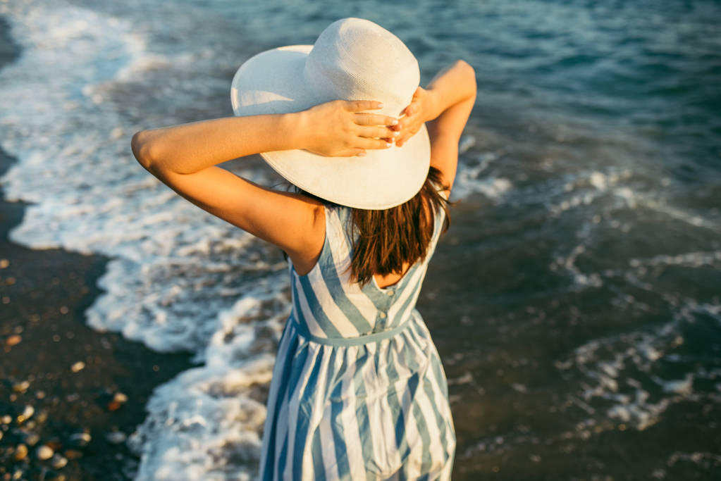 Esmer güzel kadının walkin şapkalı, güzel arkadan görünüm - Fotoğraf, Görsel
