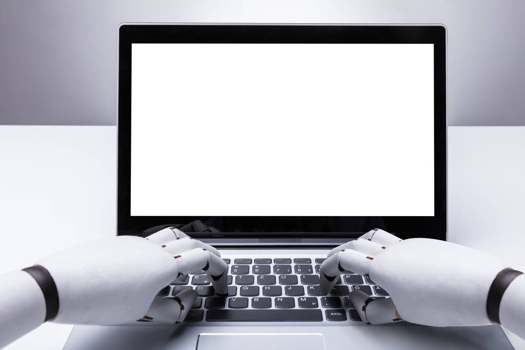 Mano robótica usando el ordenador portátil que muestra la pantalla blanca en blanco
 - Foto, imagen