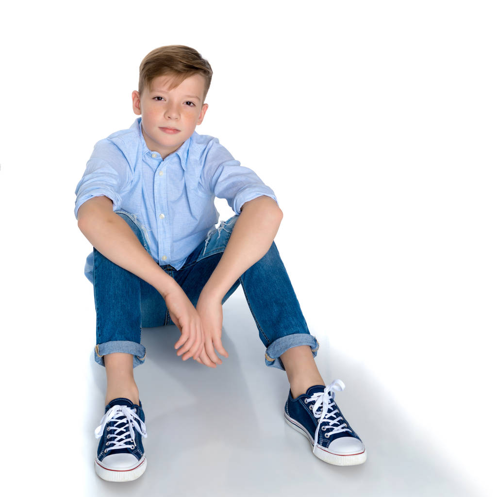moda chico adolescente sentado en el suelo
. - Foto, Imagen