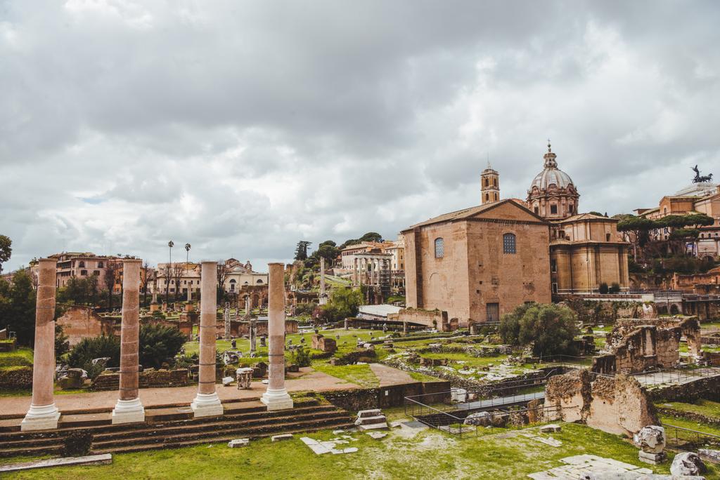 krásné římské fórum ruiny na zamračený den, Řím, Itálie - Fotografie, Obrázek