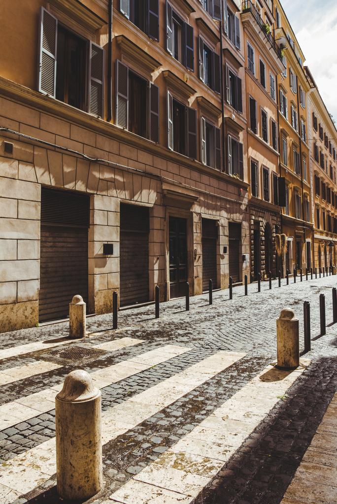 古代の建物やローマ イタリアの通りの石畳道が通り ロイヤリティフリー写真 画像素材