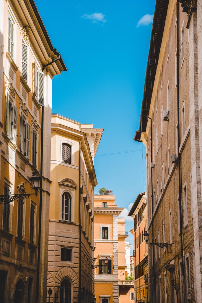 régi épületek utcában, a római napsütéses napon, Olaszország - Fotó, kép