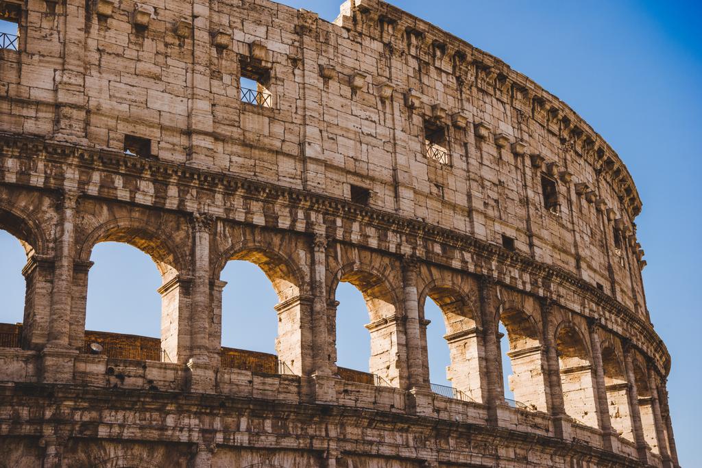 アンティークの有名なコロッセオは、ローマ、イタリアを遺跡します。 - 写真・画像
