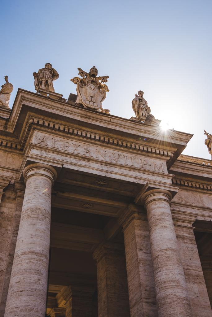 арка на площади Святого Петра
 - Фото, изображение