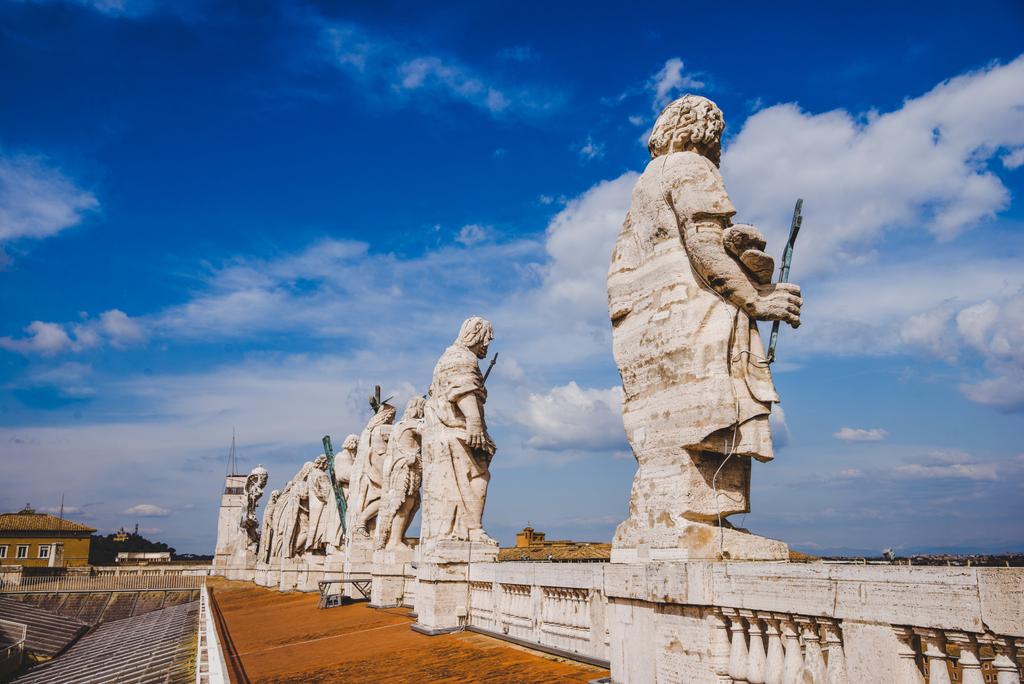 статуї на вершині Санкт-Пітерс базиліка, Ватикан, Італія - Фото, зображення