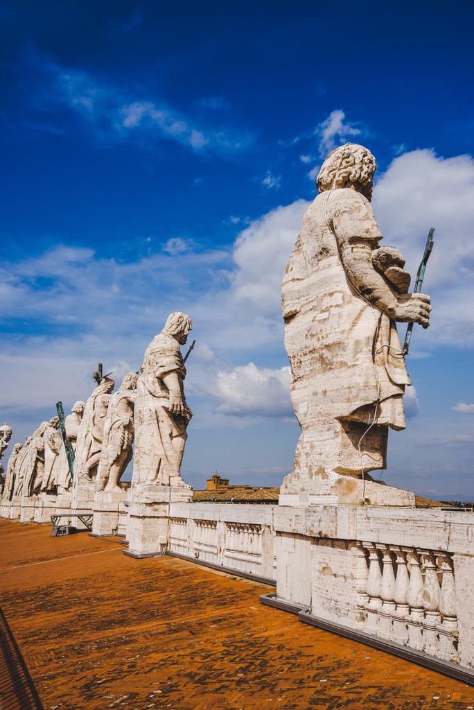 青い空、バチカン市国、イタリアにサンピエトロ大聖堂の上の彫像 - 写真・画像