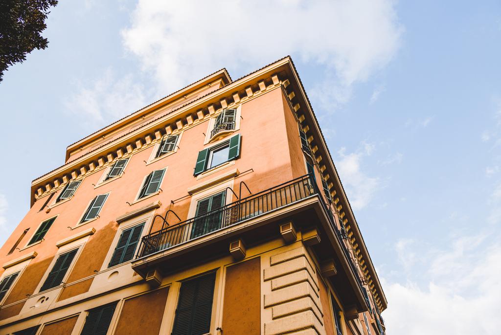 вид снизу оранжевого здания в Риме, Италия
 - Фото, изображение