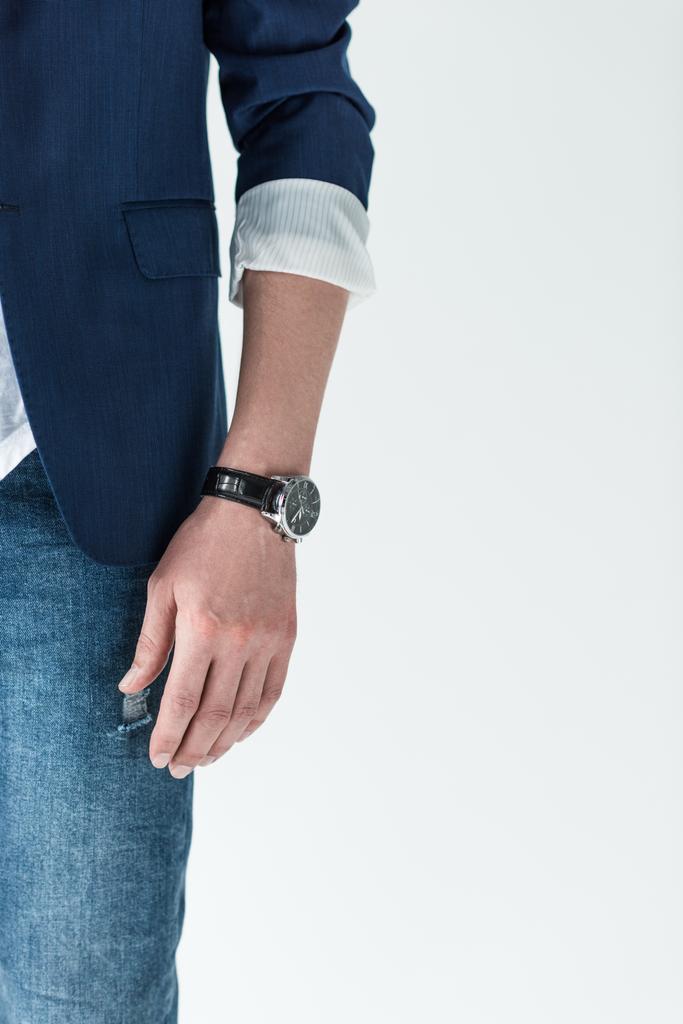 Vergrote weergave van horloge op mannenhand geïsoleerd op lichte achtergrond - Foto, afbeelding