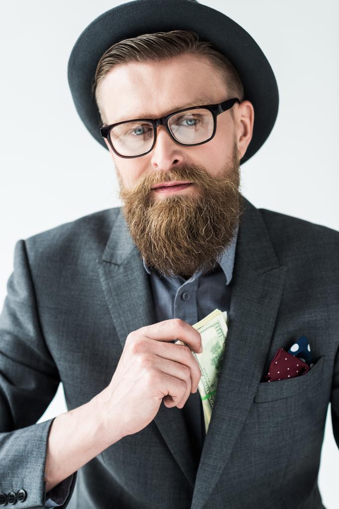 Uomo d'affari con baffi vintage e barba ottenere soldi di tasca isolata su sfondo chiaro
 - Foto, immagini