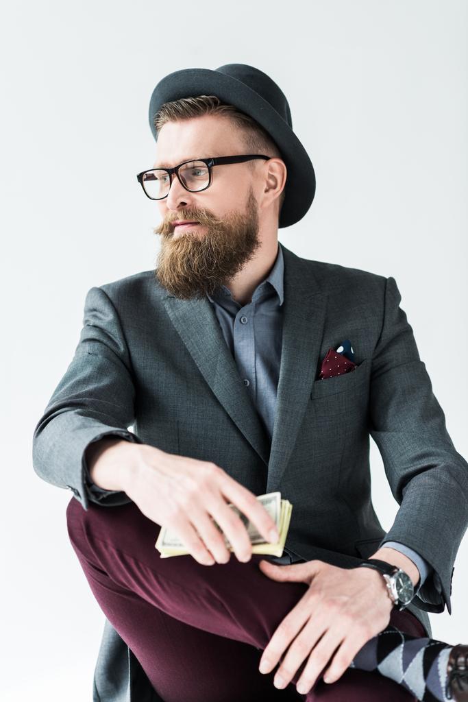 Красивый бизнесмен в винтажном стиле одежды держа доллары изолированы на светлом фоне
 - Фото, изображение