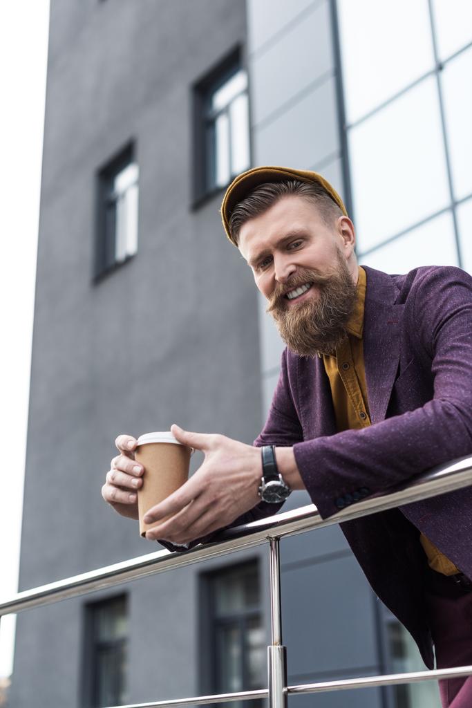 bel homme d'affaires dans des vêtements de style vintage souriant et tenant tasse de café
 - Photo, image