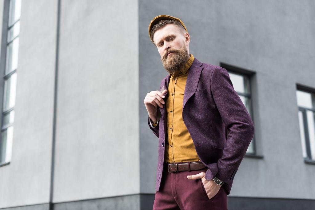 Uomo con baffi vintage e barba in piedi sulla strada
 - Foto, immagini
