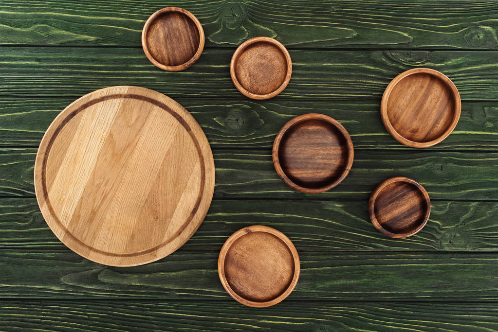 bovenaanzicht van verschillende soorten houten ronde snijplanken op tafel  - Foto, afbeelding