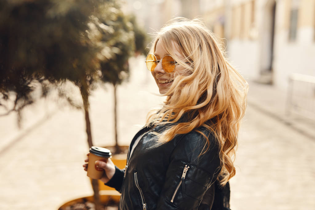 Güzel kız stand fincan kahve ile sokakta - Fotoğraf, Görsel