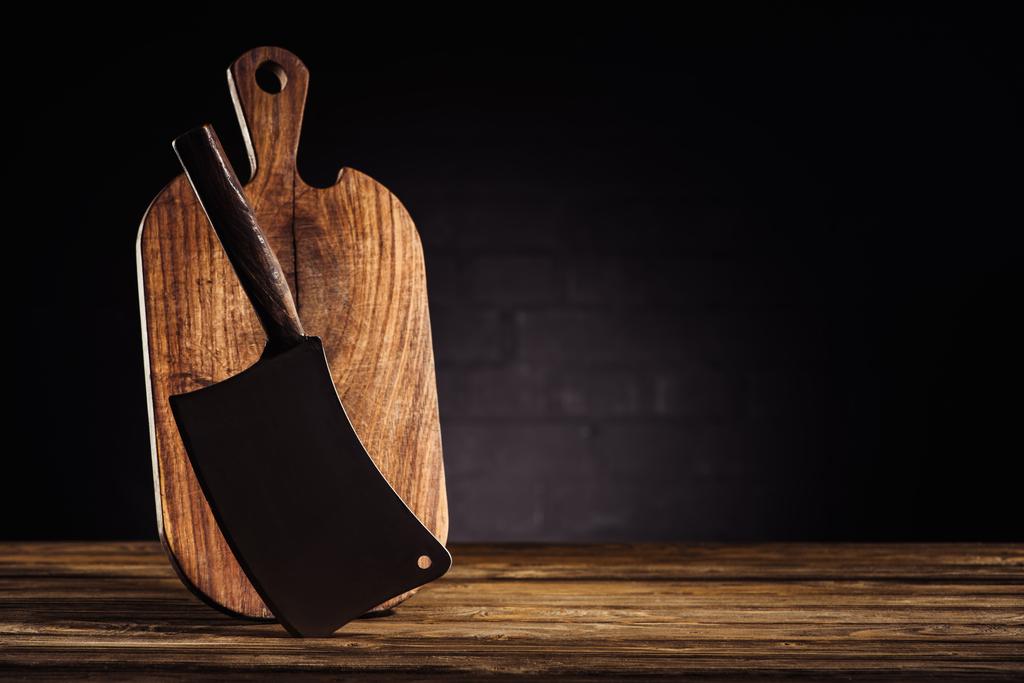 vista close-up de tábua de corte de madeira e machado açougueiro na mesa
  - Foto, Imagem