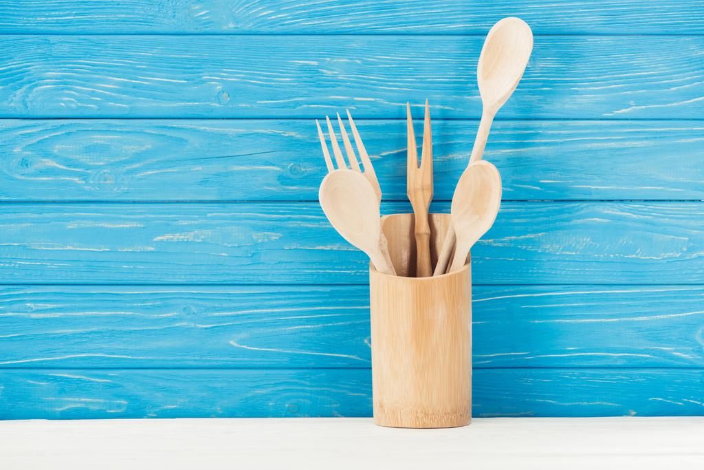 primer plano de utensilios de cocina frente a la pared de madera azul
 - Foto, Imagen