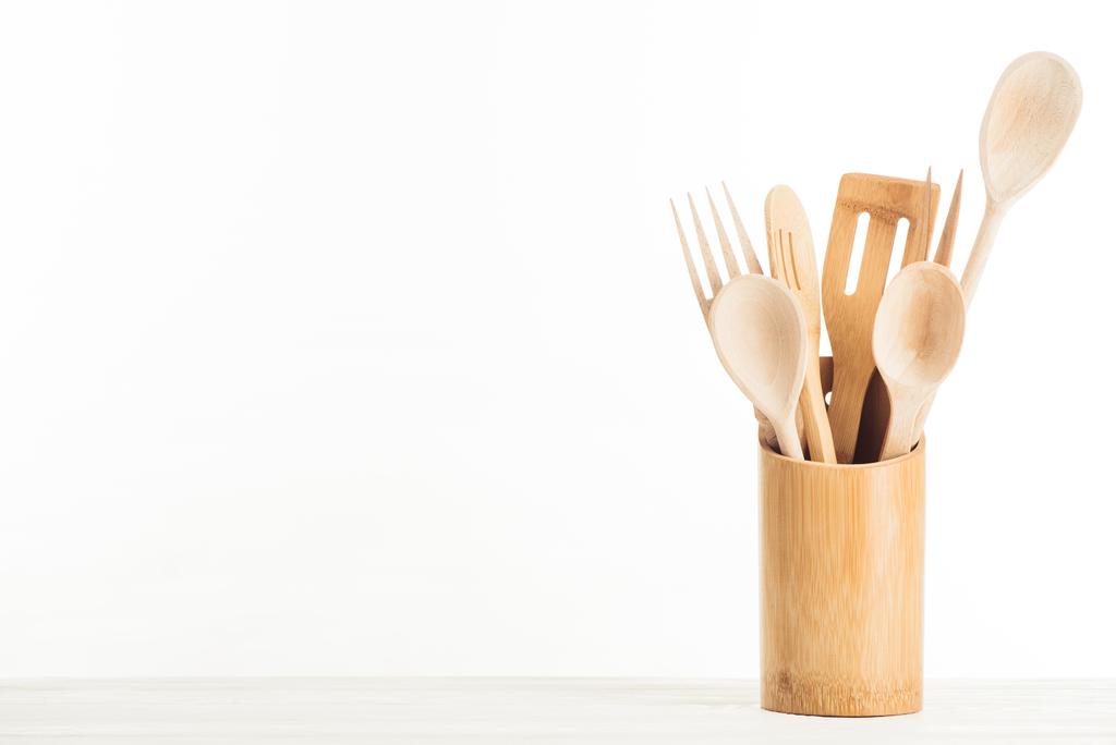 vista close-up de utensílios de cozinha de madeira isolados no fundo branco
 - Foto, Imagem