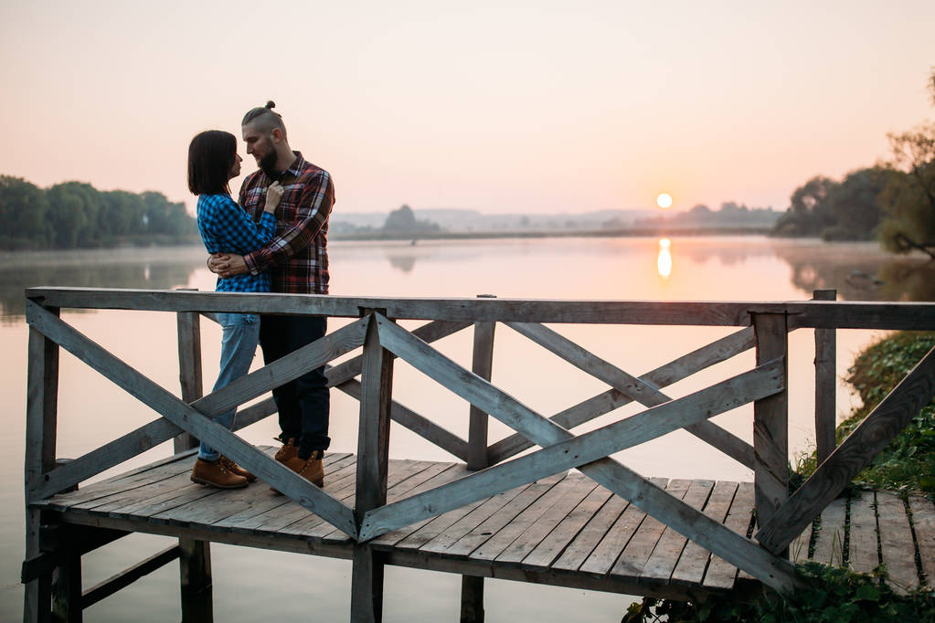 Прогулка утром с парнем и девушкой. История любви на мосту. Молодые люди у озера
. - Фото, изображение