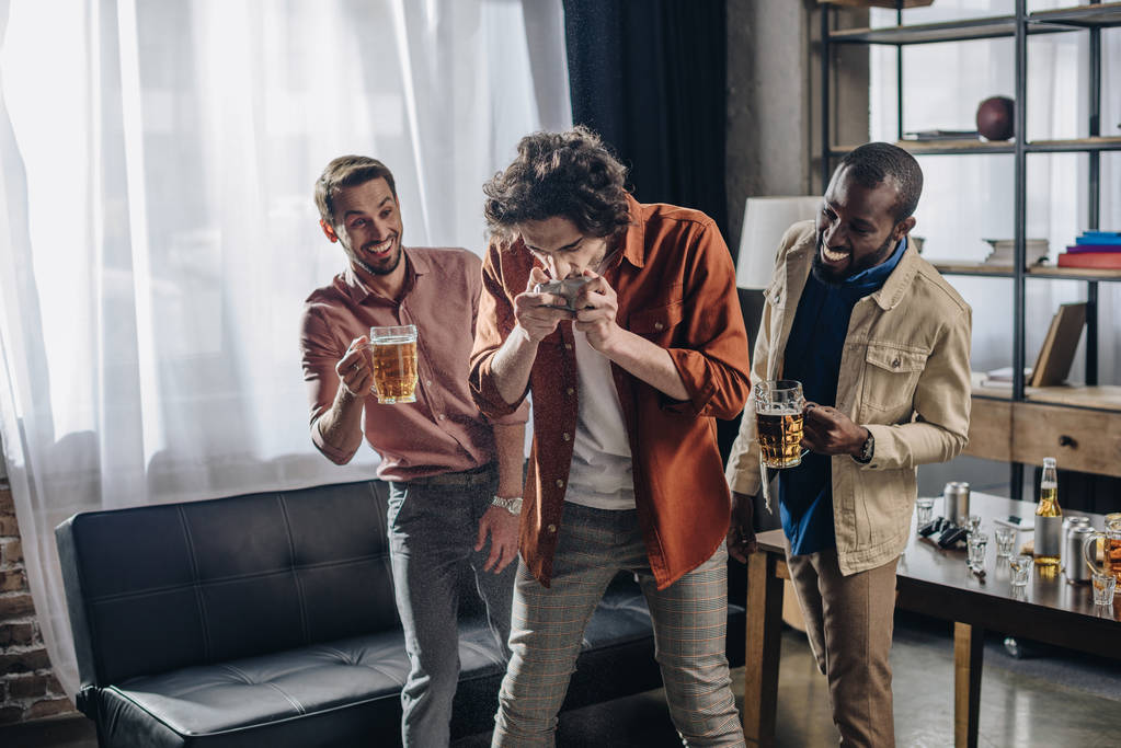 erkek arkadaş olabilir bira içme adam bakarak gülen  - Fotoğraf, Görsel