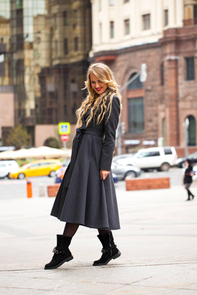 Retrato de uma jovem mulher bonita em casaco cinza
  - Foto, Imagem