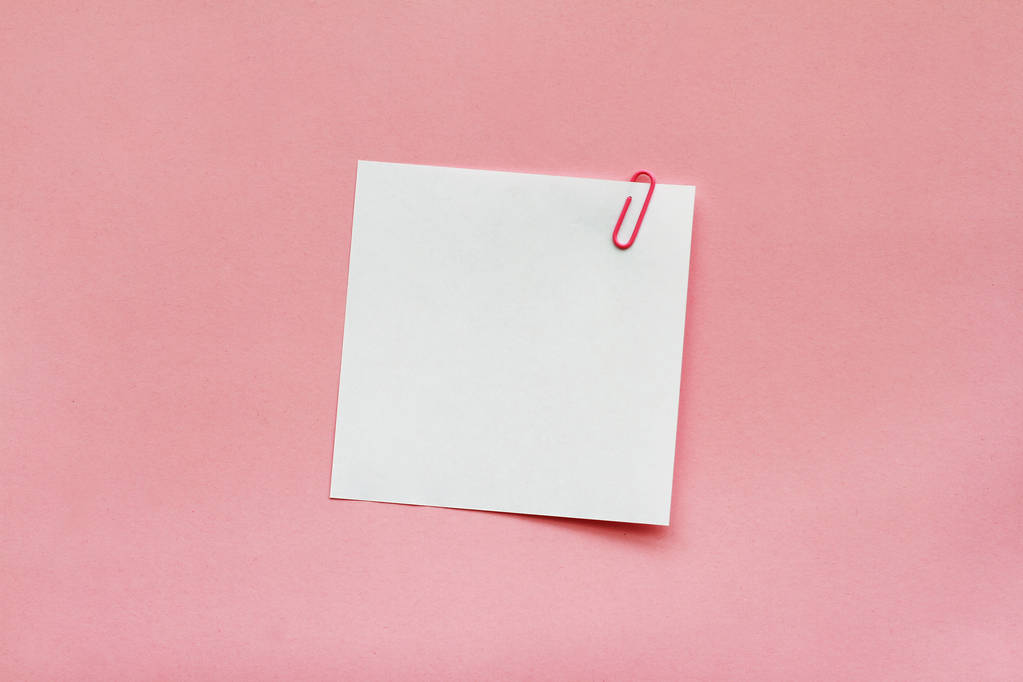 Etiquette papier note blanche avec clip sur fond rose clair
 - Photo, image