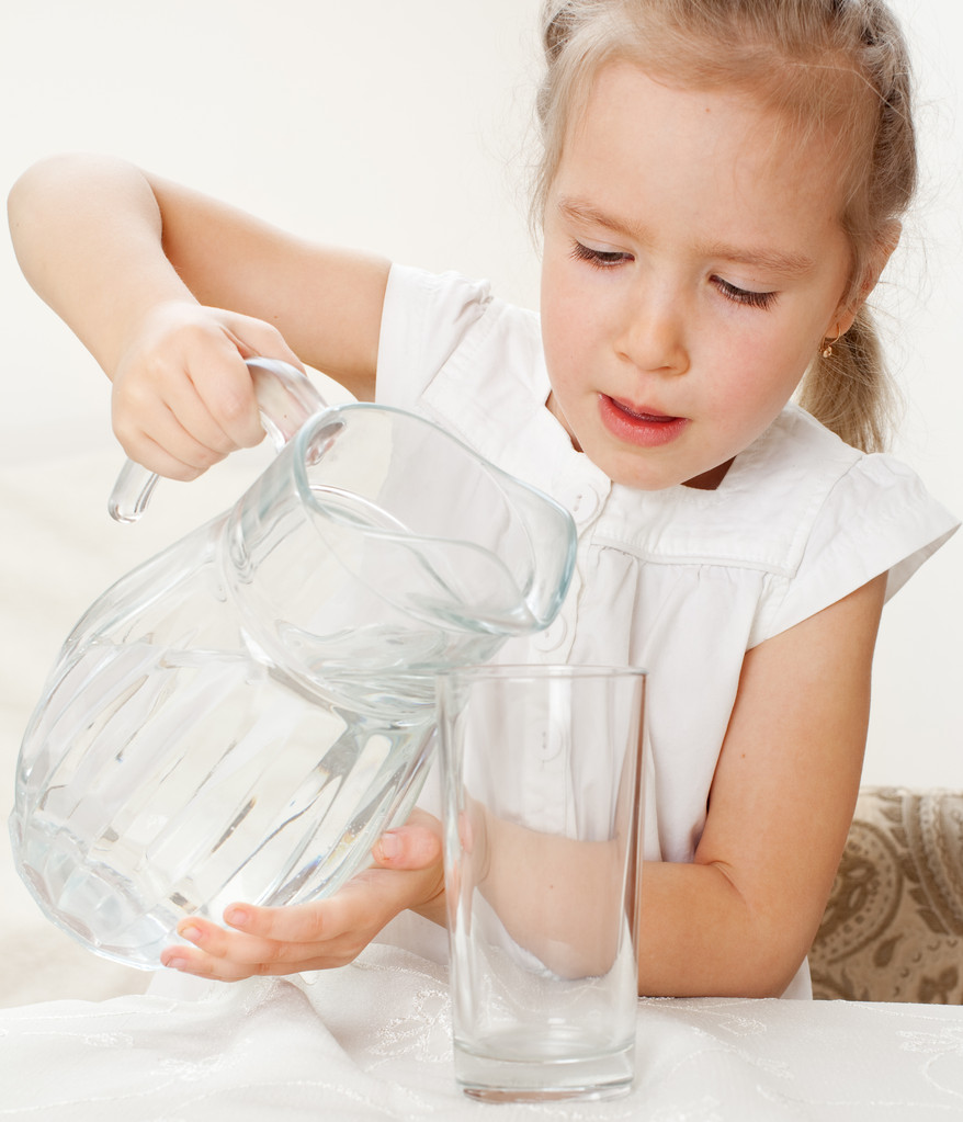 Niño con jarra de vidrio agua
 - Foto, imagen