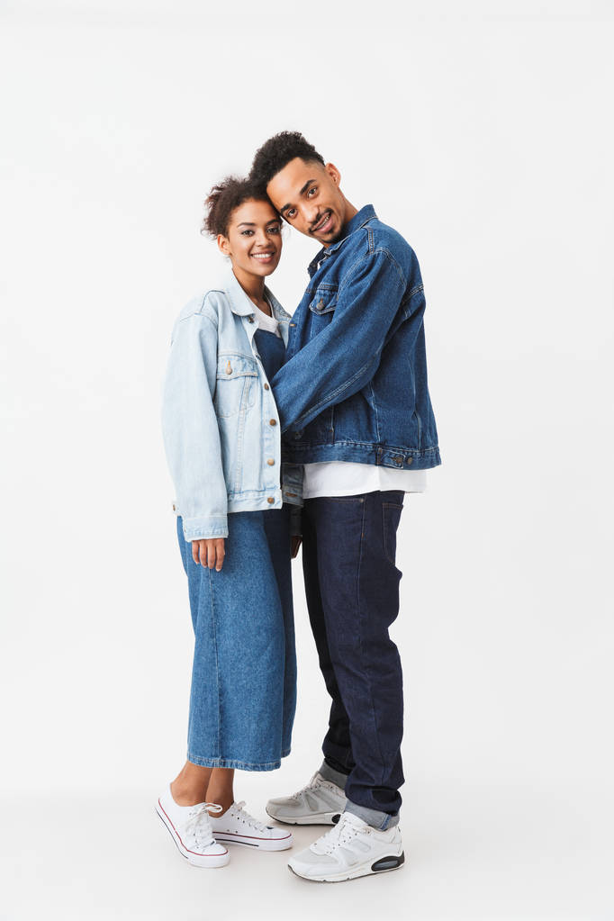 Celovečerní podoba s úsměvem africké pár v džínové košile - Fotografie, Obrázek