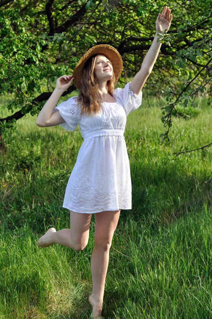 πορτρέτο ενός έφηβου κοριτσιού στον καλοκαιρινό κήπο σε ηλιόλουστη μέρα - Φωτογραφία, εικόνα