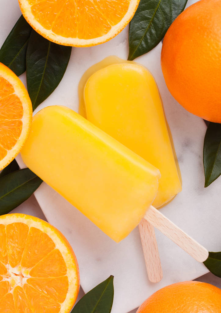 Frutta fresca biologica gelato all'arancia con foglie
 - Foto, immagini