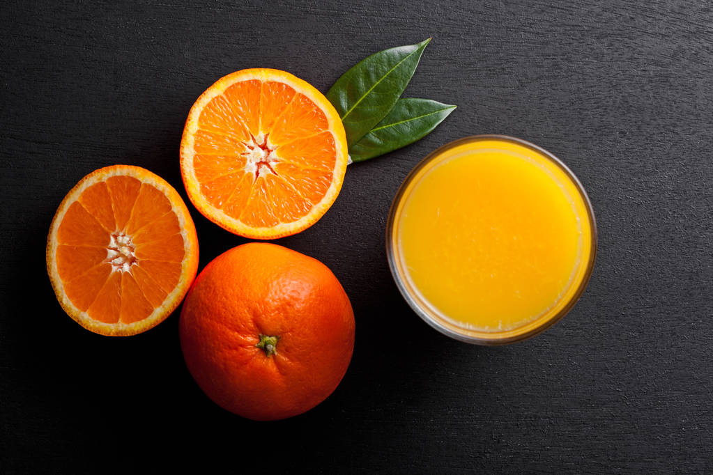 Стекло натурального свежего апельсинового сока с фруктами
 - Фото, изображение