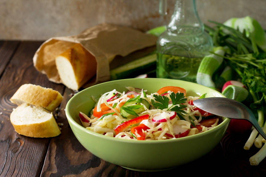 Healthy vegetarian bowl. Summer vegetarian vitamin salad with fr - Photo, Image