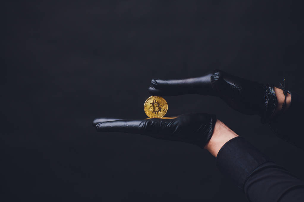 Bitcoins werden auf Arm gelegt - Foto, Bild