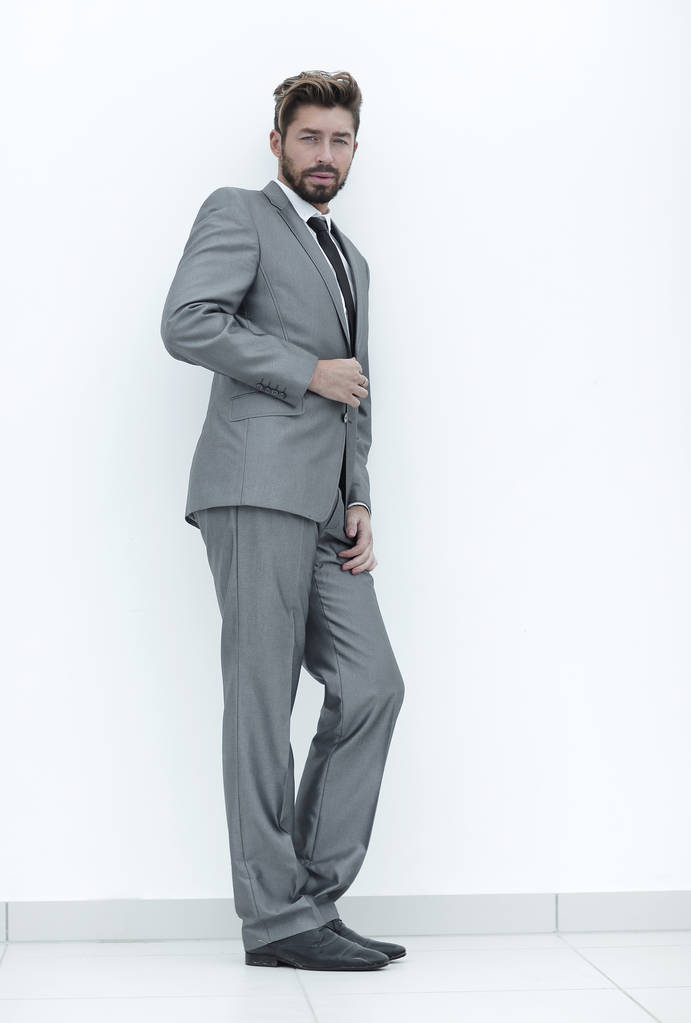 Seitenansicht eines arroganten, stilvollen Mannes im Anzug - Foto, Bild